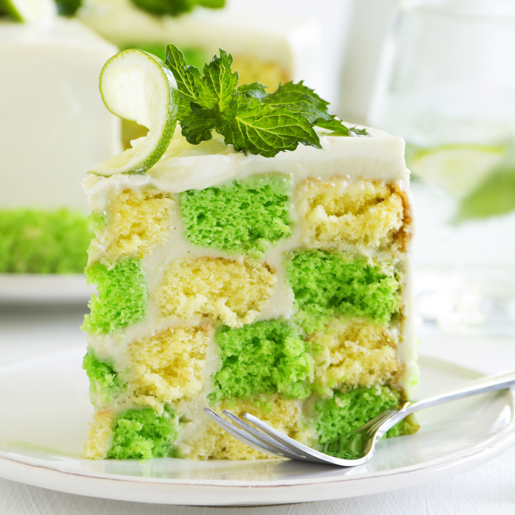 Красивый разноцветный торт с лаймом