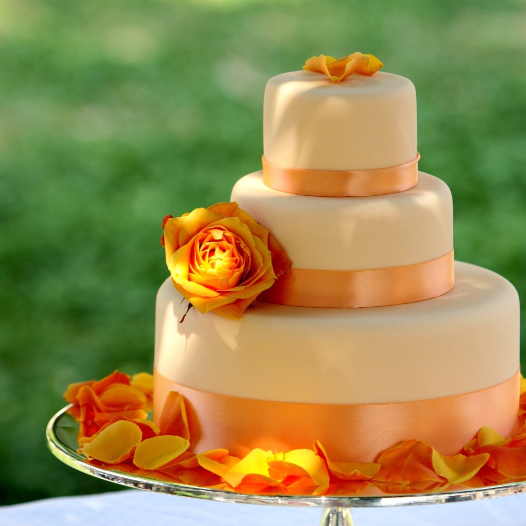 Красивый оранжевый свадебный торт с лепестками розы