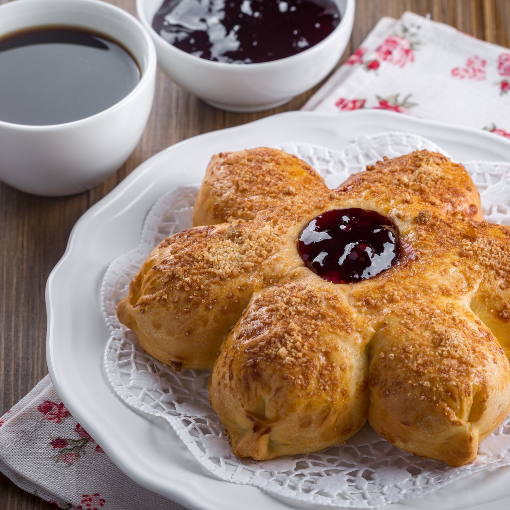 Красивый пирог на столе с чаем