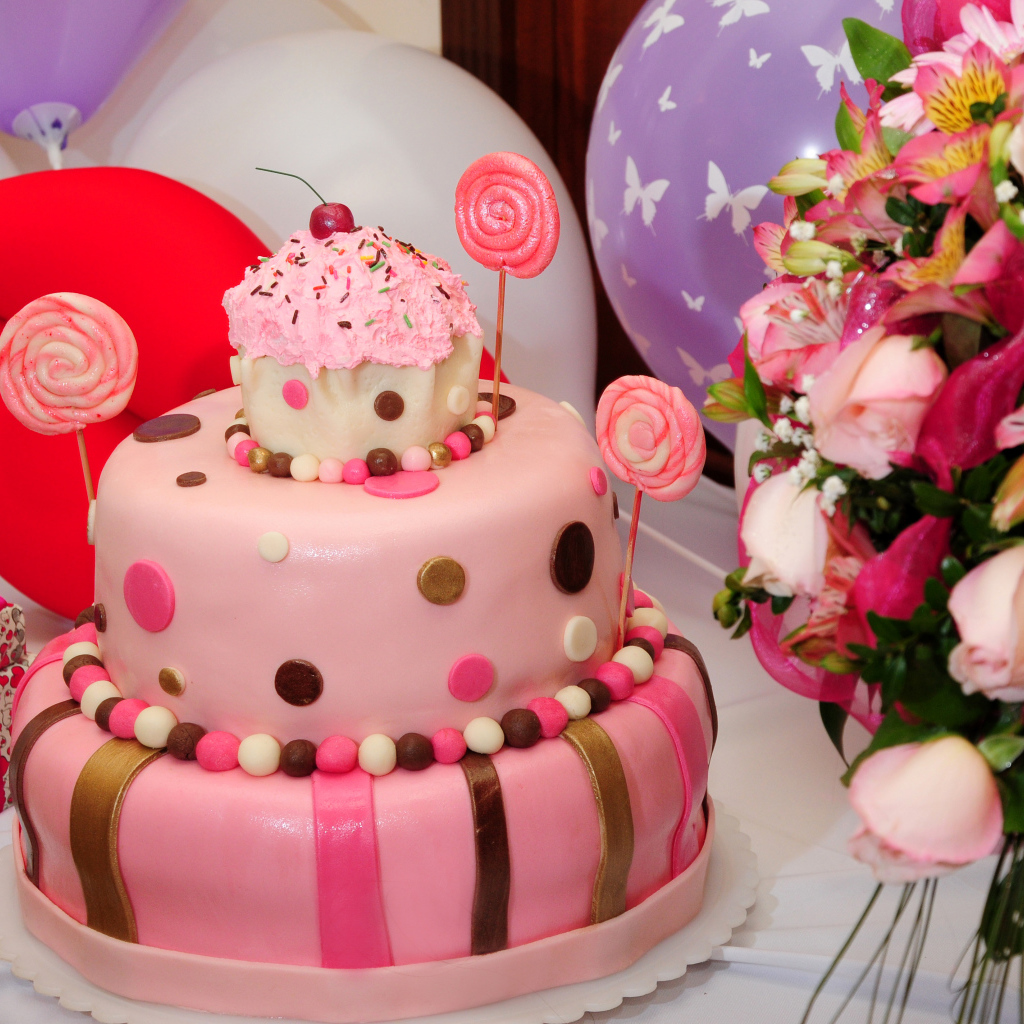 Красивый розовый торт на день рождения с букетом цветов
