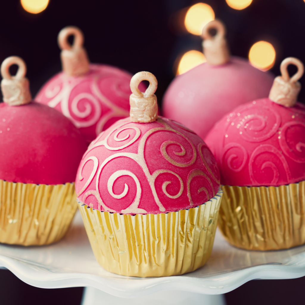 Красивые розовые кексы на Новый год 