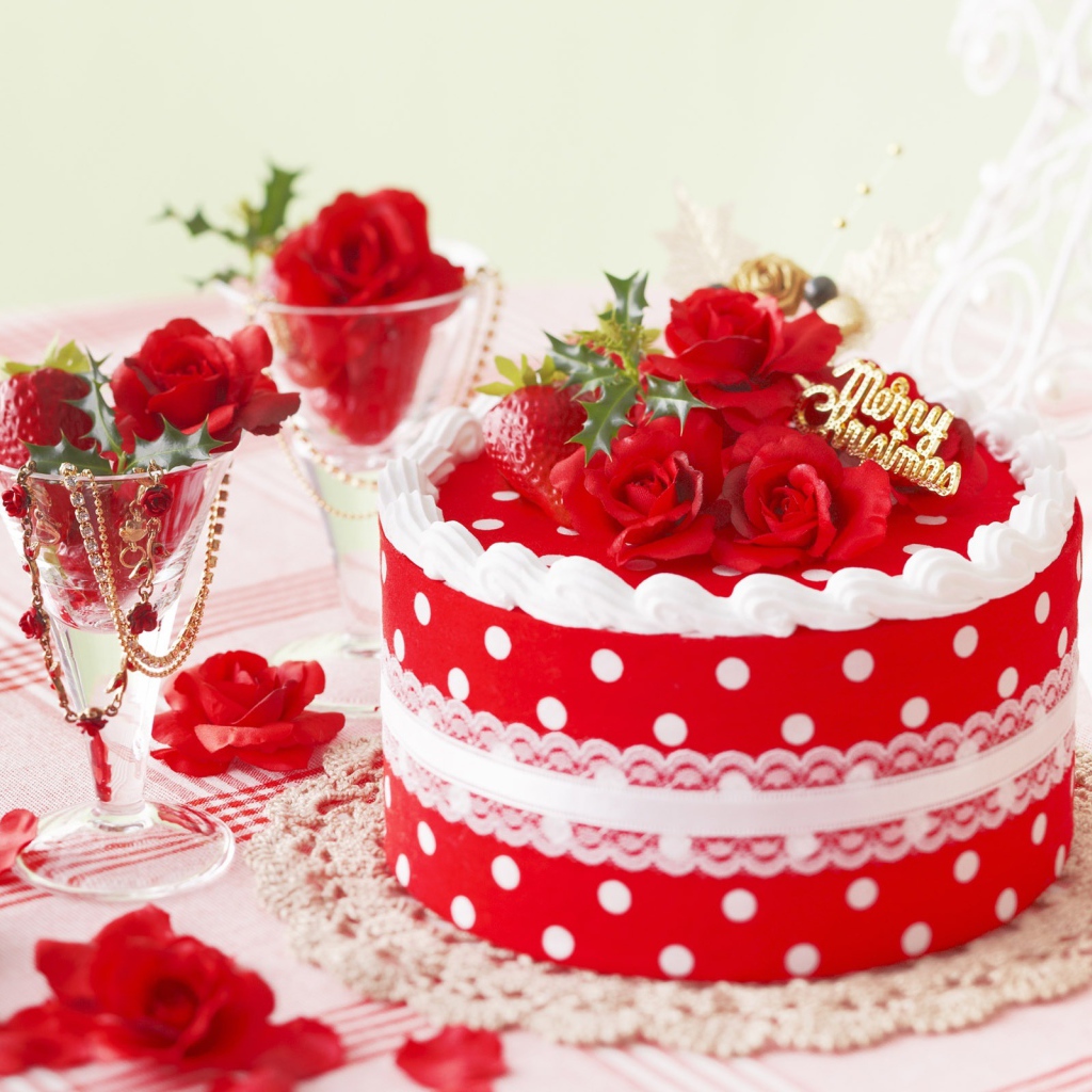 Красивый красный торт с цветами на Рождество 2019