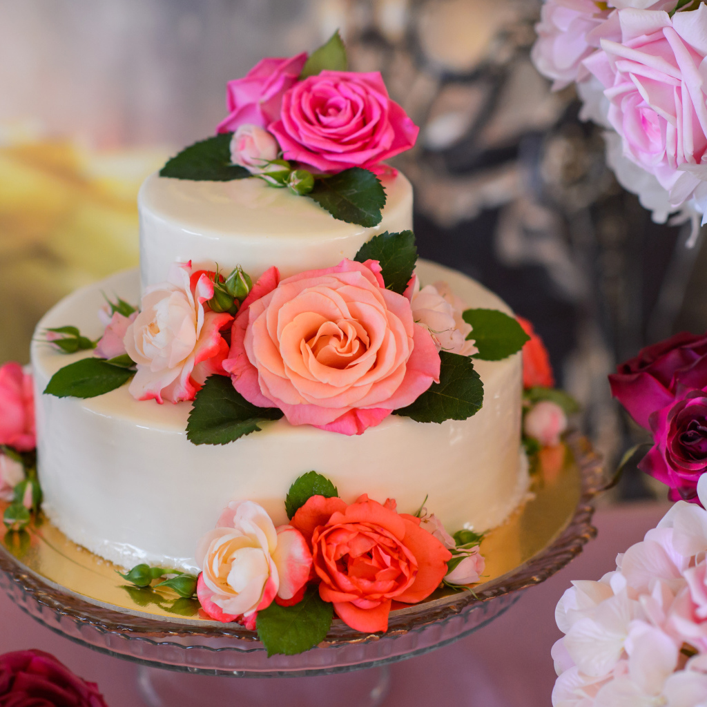 Красивый свадебный торт с розами