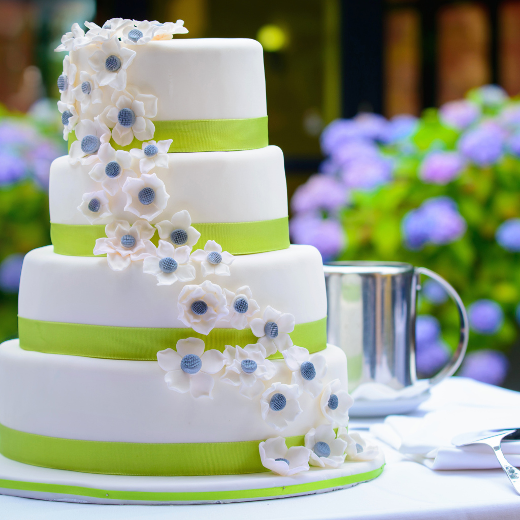 Большой красивый свадебный торт с сахарными цветами