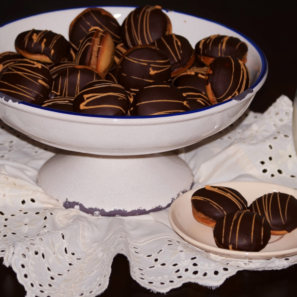 Печенье с шоколадом и молоком на столе