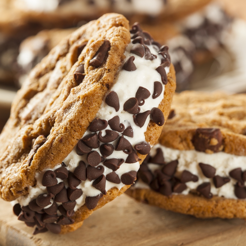 Печенье с белой начинкой и кусочками шоколада