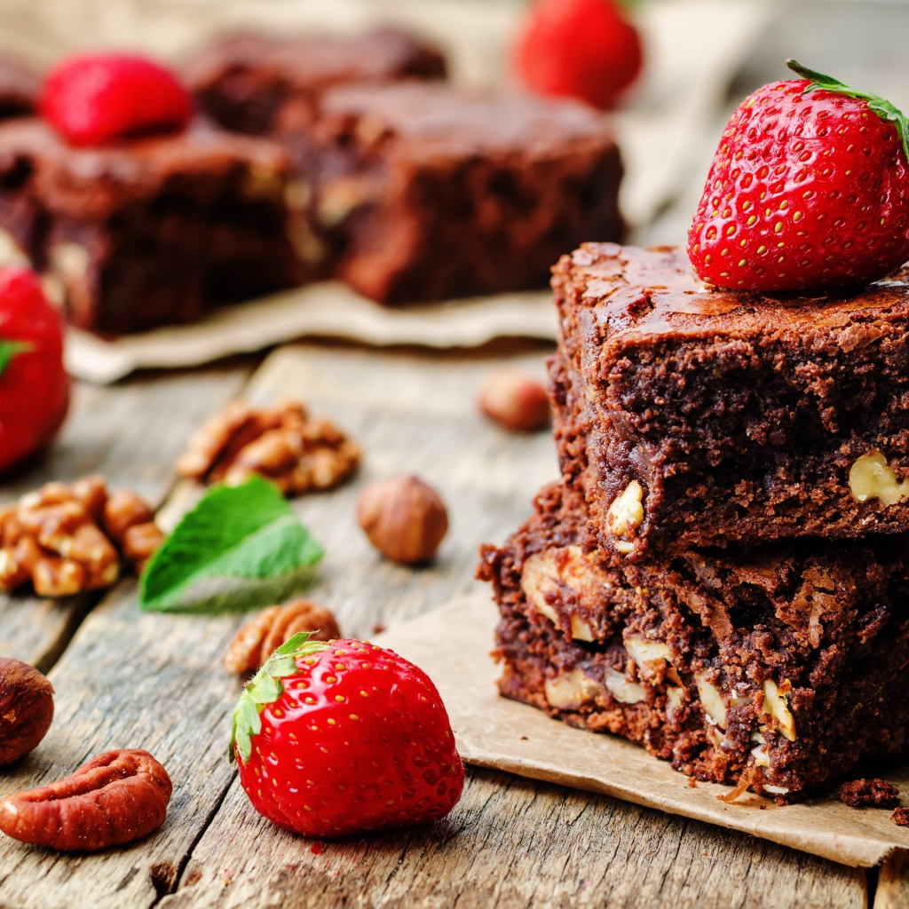 Десерт брауни с орехами и клубникой