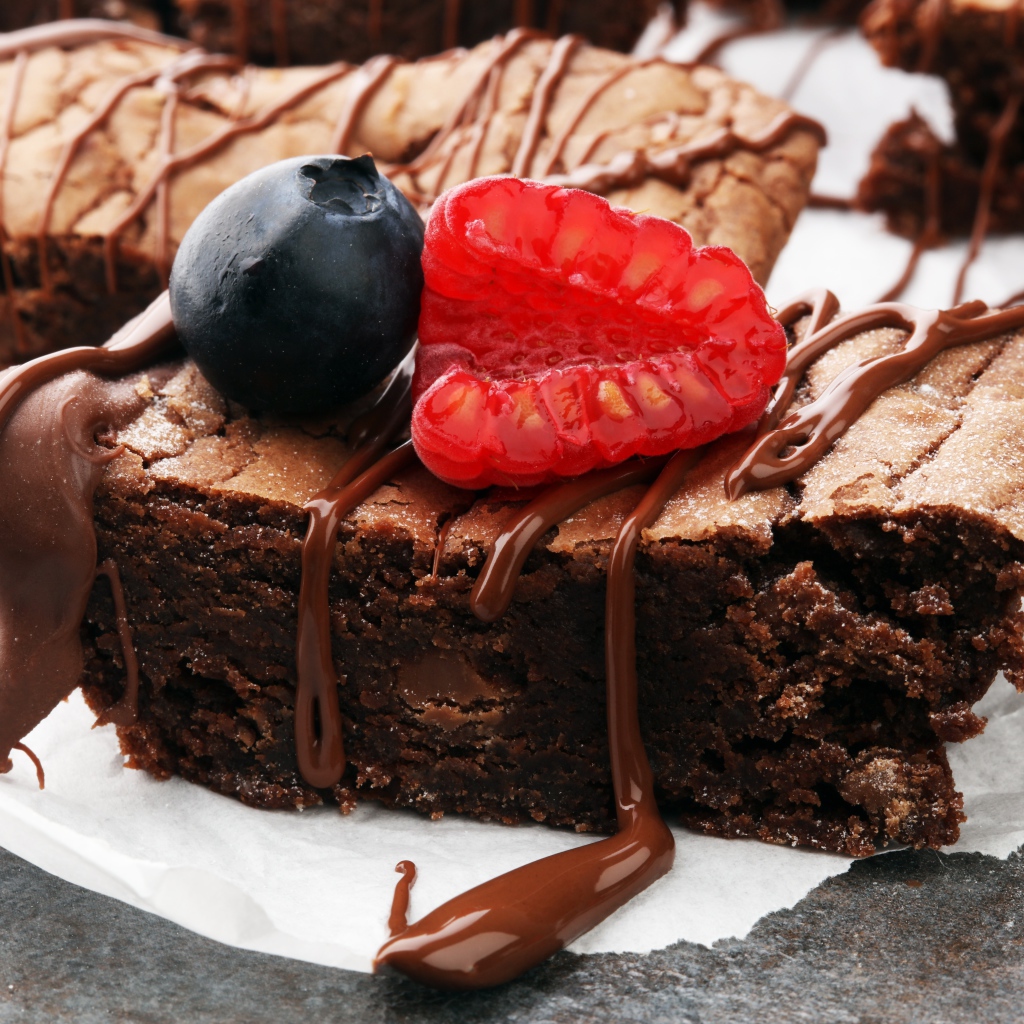 Пирожное брауни с шоколадом и ягодами малины и черники 