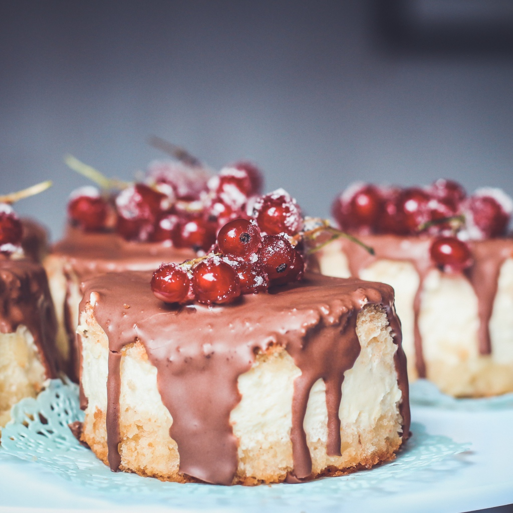 Пирожное в глазури с ягодами красной смородины