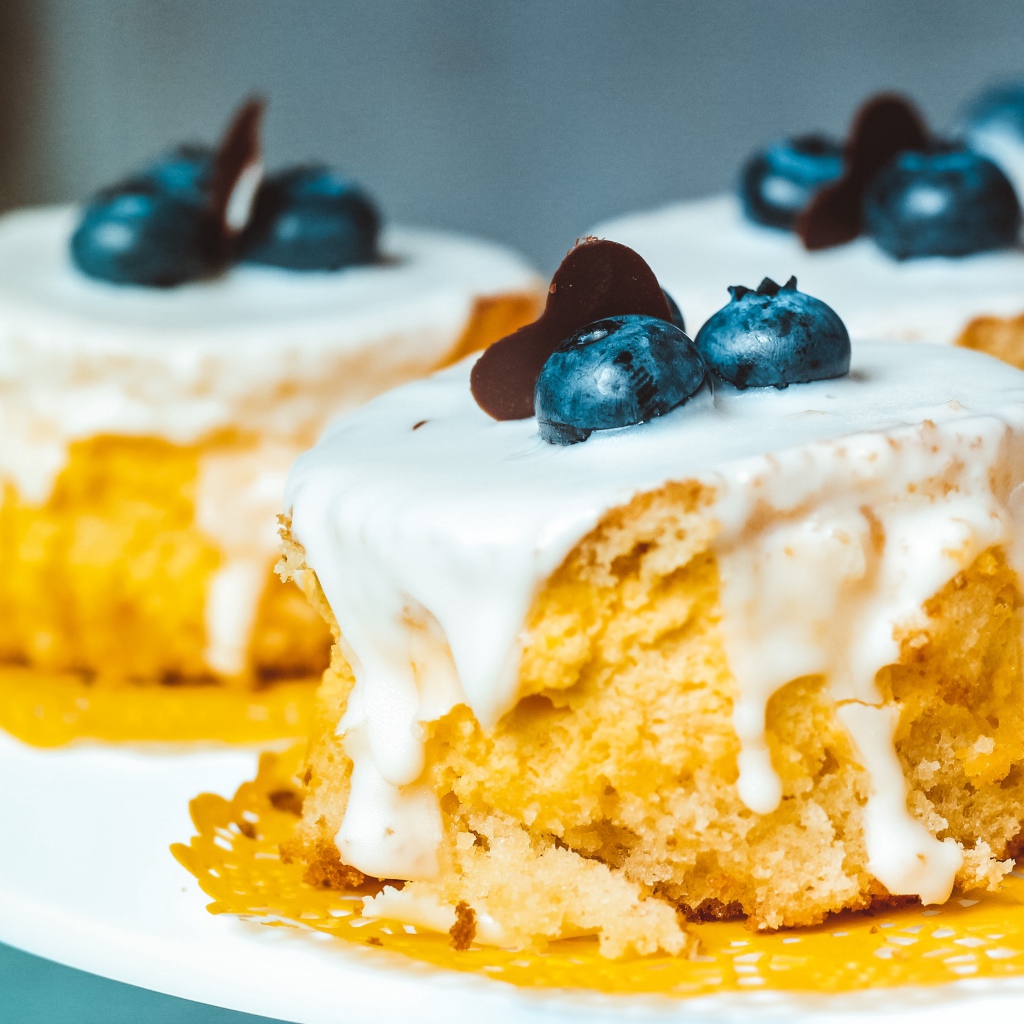 Пирожное в глазури с ягодами черники 