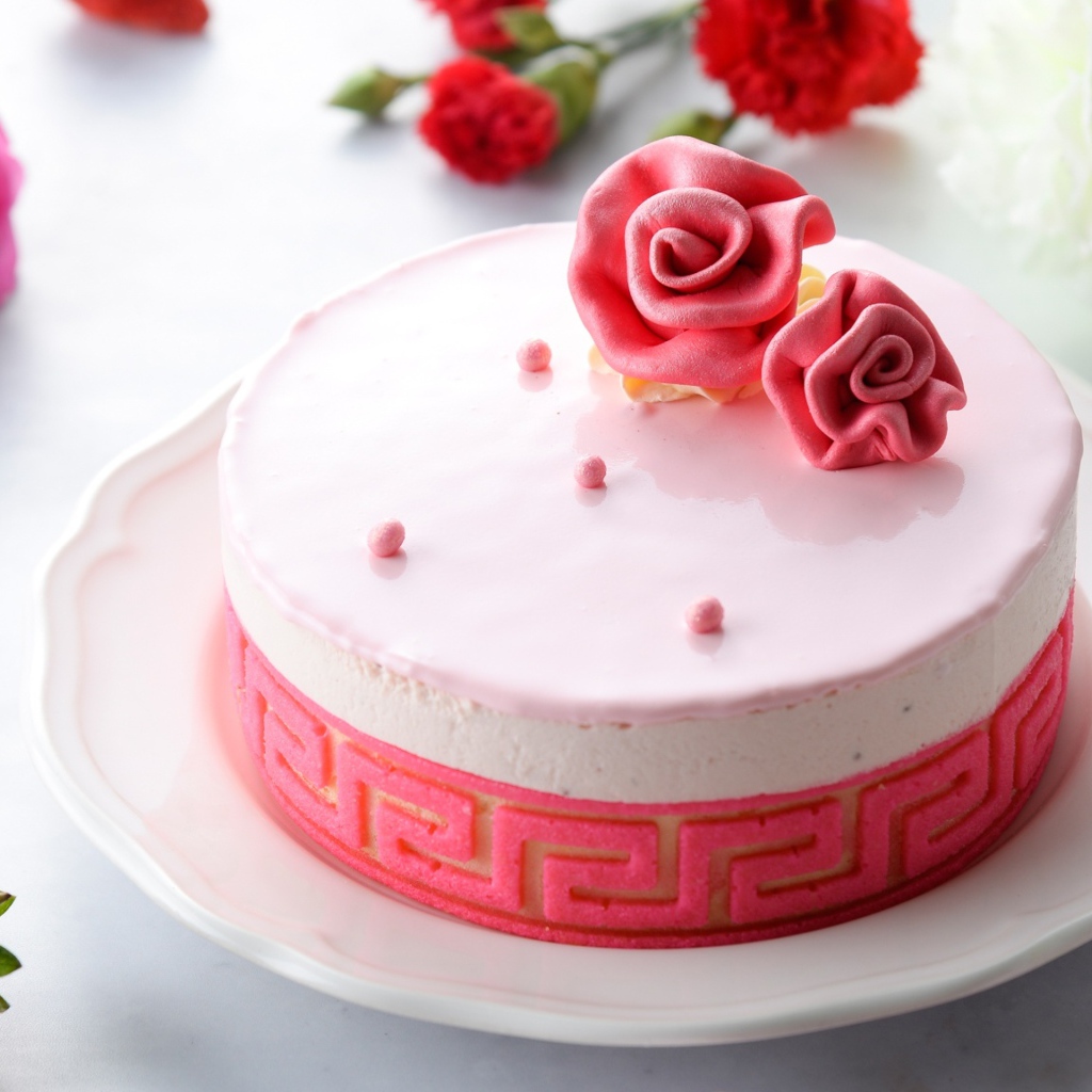 Торт суфле на столе с цветами 