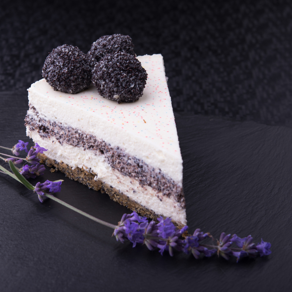 Пирожное с веточкой лаванды на сером фоне