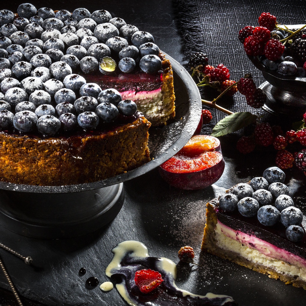 Пирог с ягодами черники и ежевики 