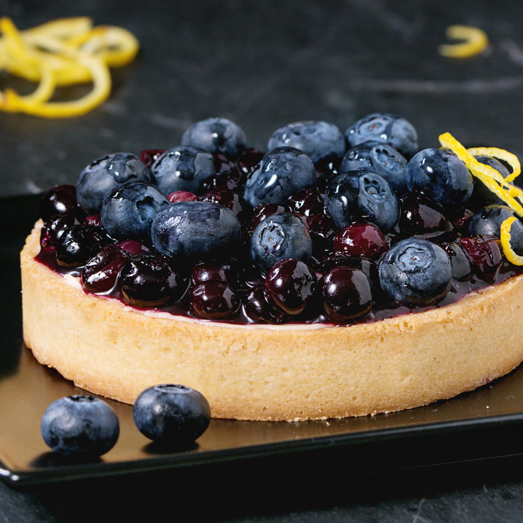 Пирог с ягодами черники и вареньем