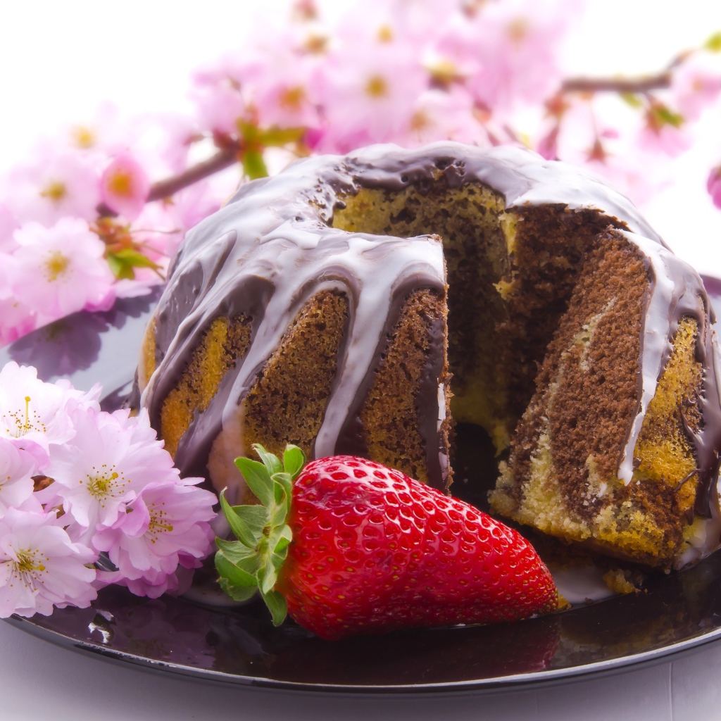 Пирог с шоколадом и клубникой на блюде с розовыми цветами