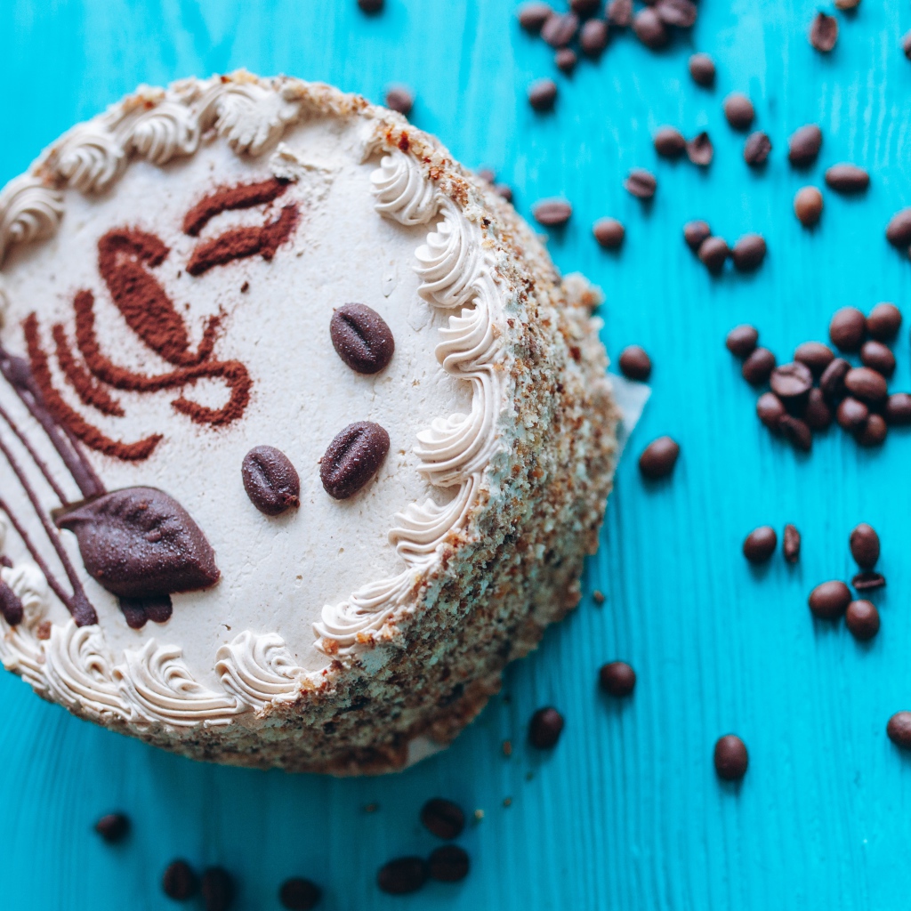 Торт с кофейными зернами на голубом фоне