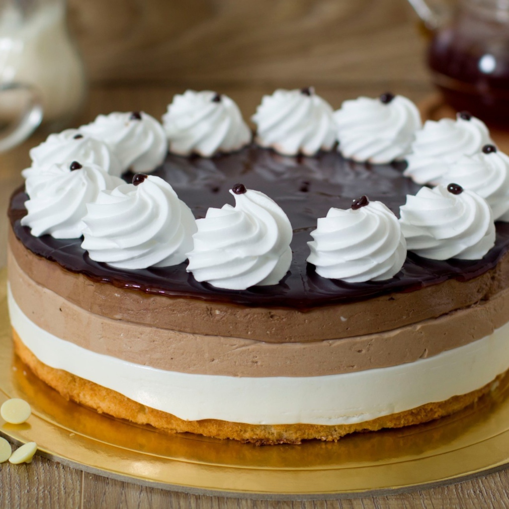 Торт - мусс с шоколадом и безе на столе 