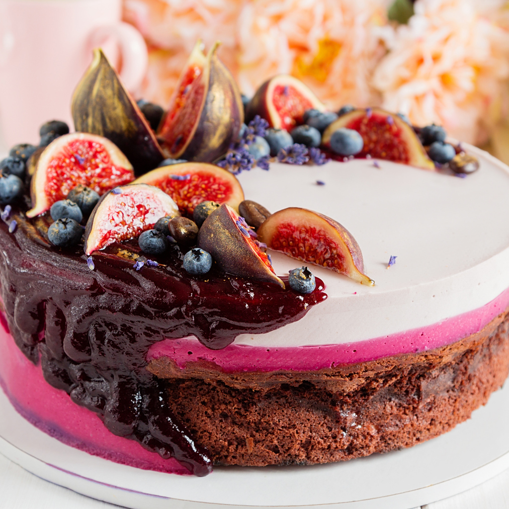 Торт с суфле, джемом, ягодами черники и кусочками инжира