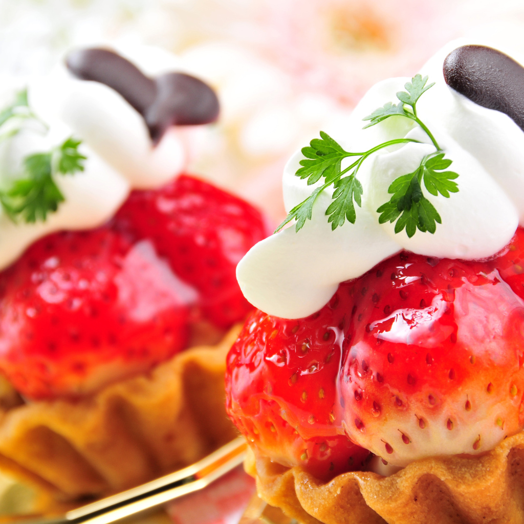 Пирожное с ягодами клубники, сливками и шоколадом