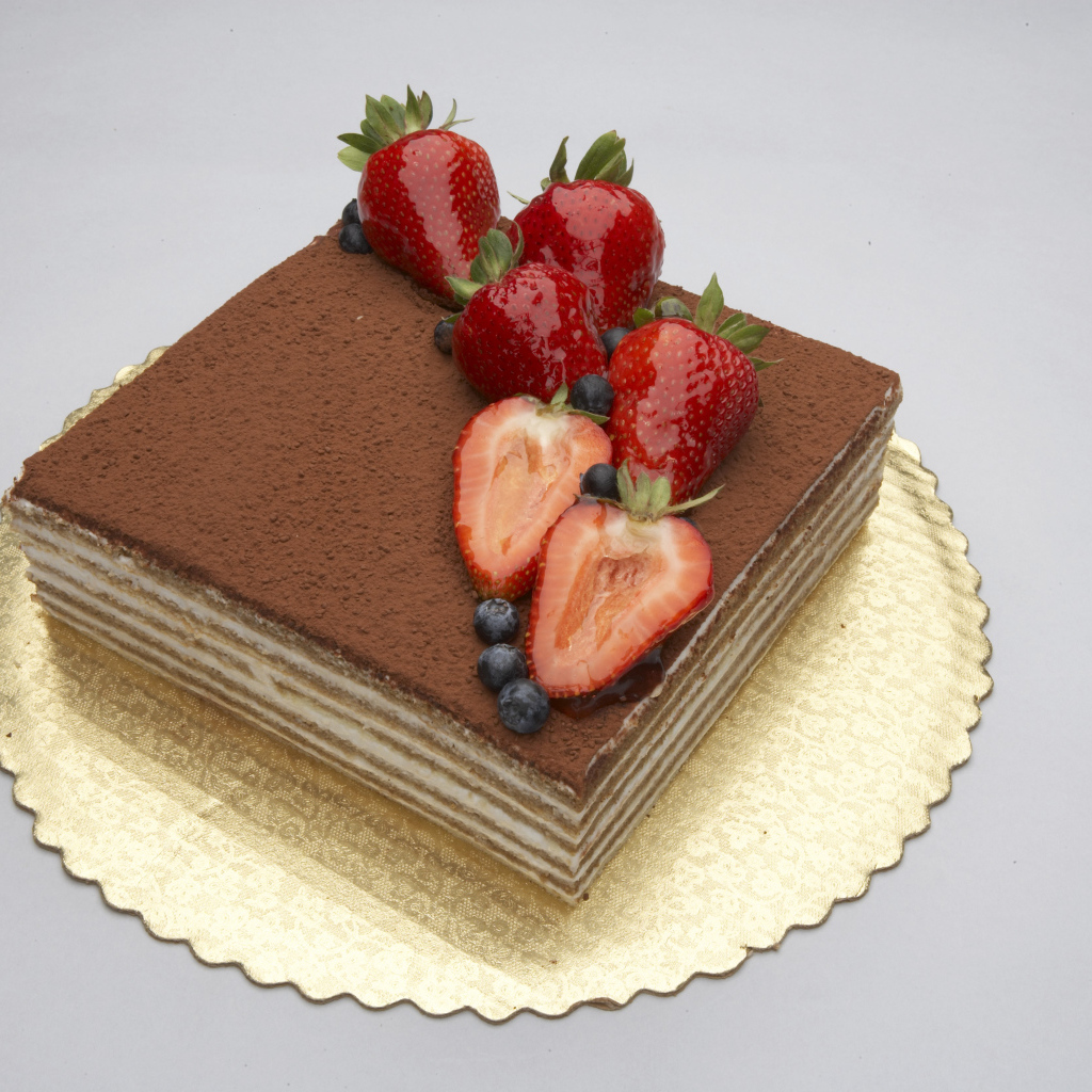 Торт с клубникой и черникой и шоколадом 