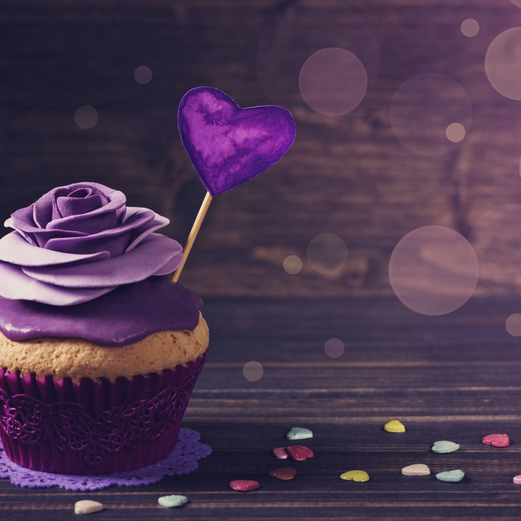 Капкейк с большой фиолетовой розой из мастики