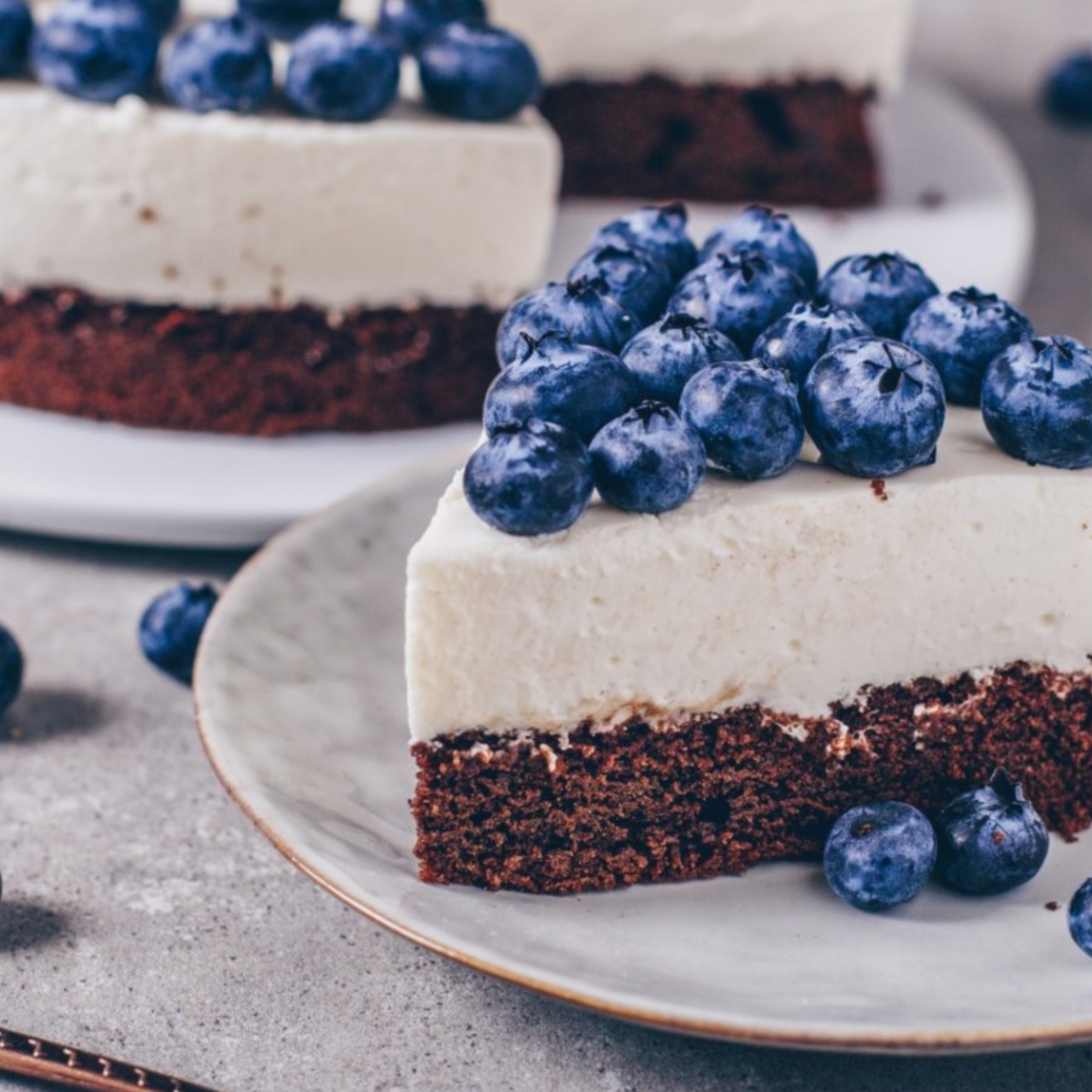 Чизкейк с ягодами черники на тарелке