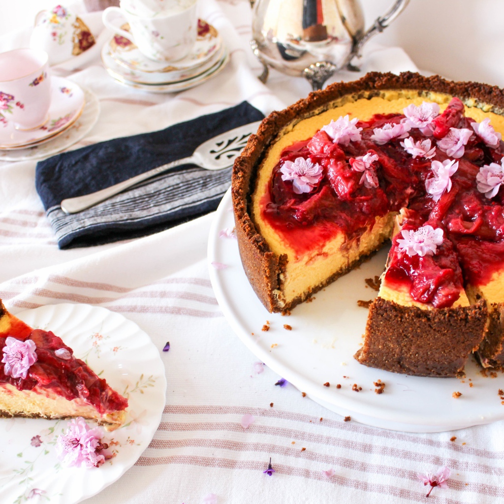 Чизкейк с вареньем на столе 