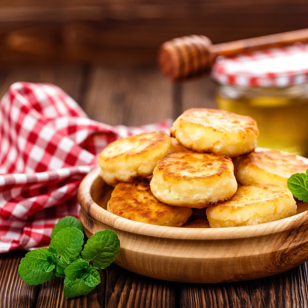 Сырники на столе с медом