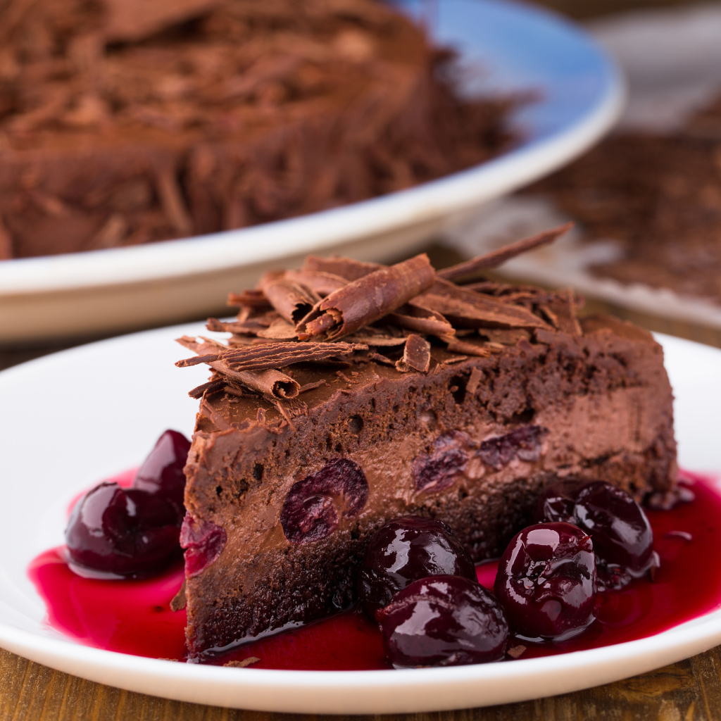 Шоколадный пирог с вишневым вареньем на белой тарелке