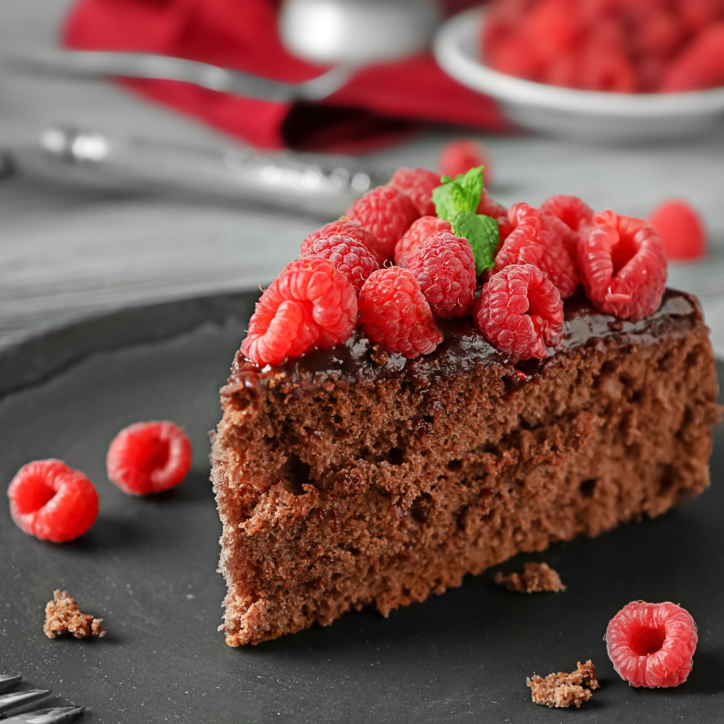 Шоколадное аппетитное пирожное со свежей малиной