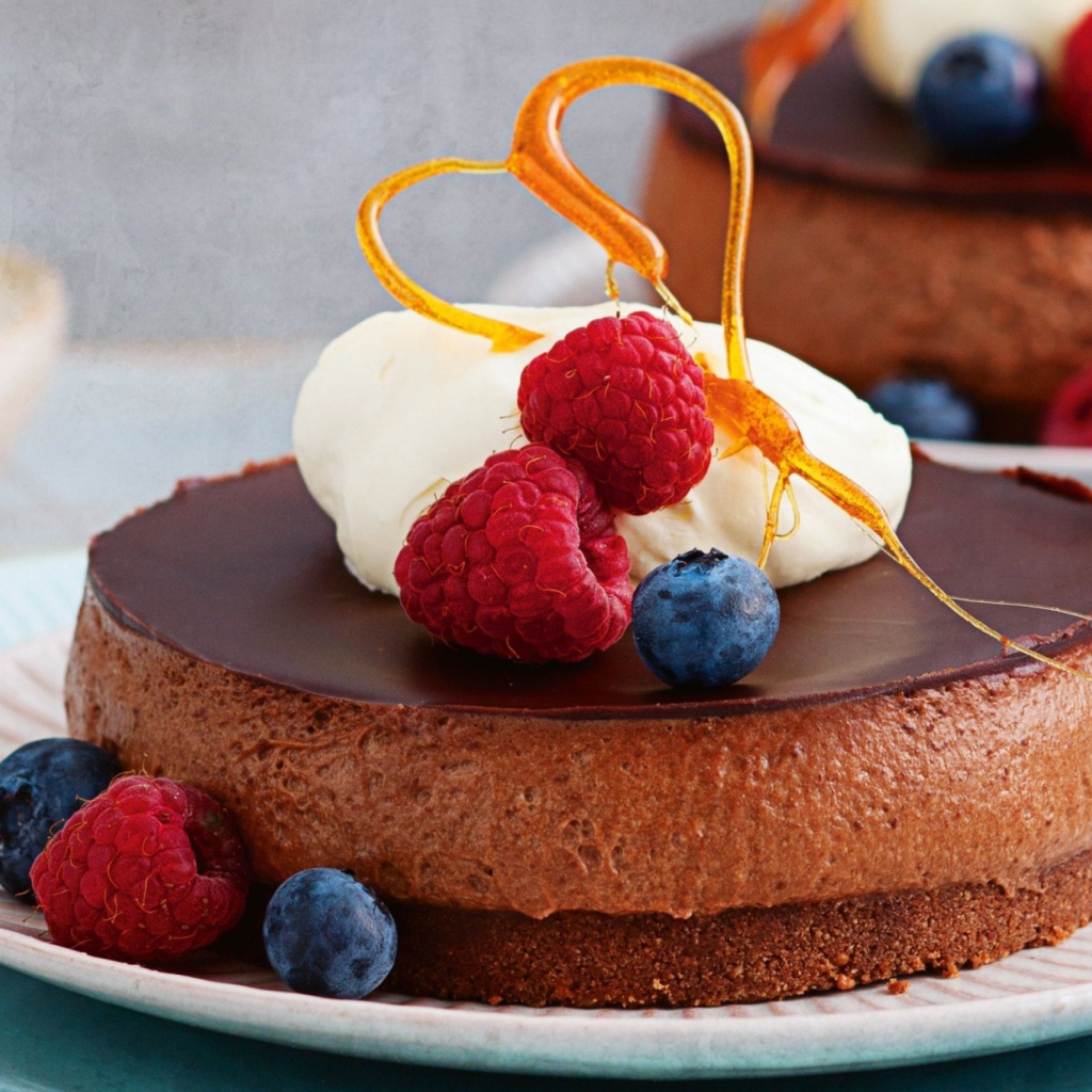 Шоколадное пирожное с ягодами клубники и черники