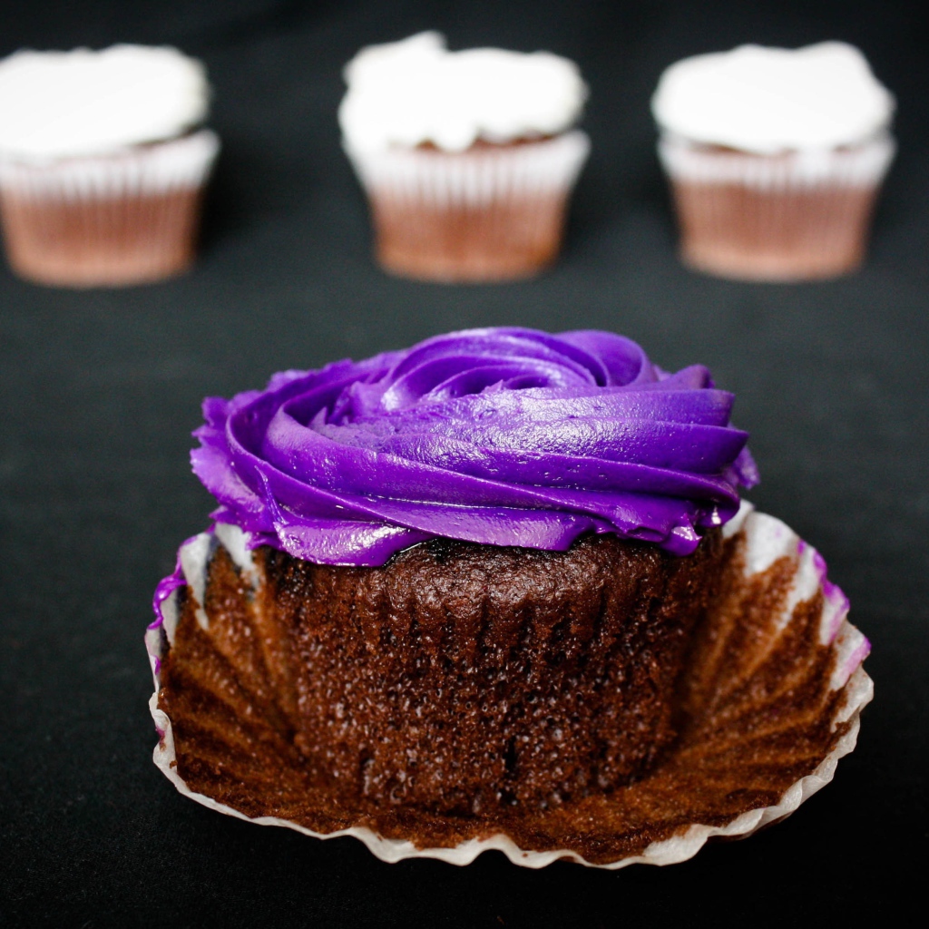 Шоколадный кекс с фиолетовым кремом