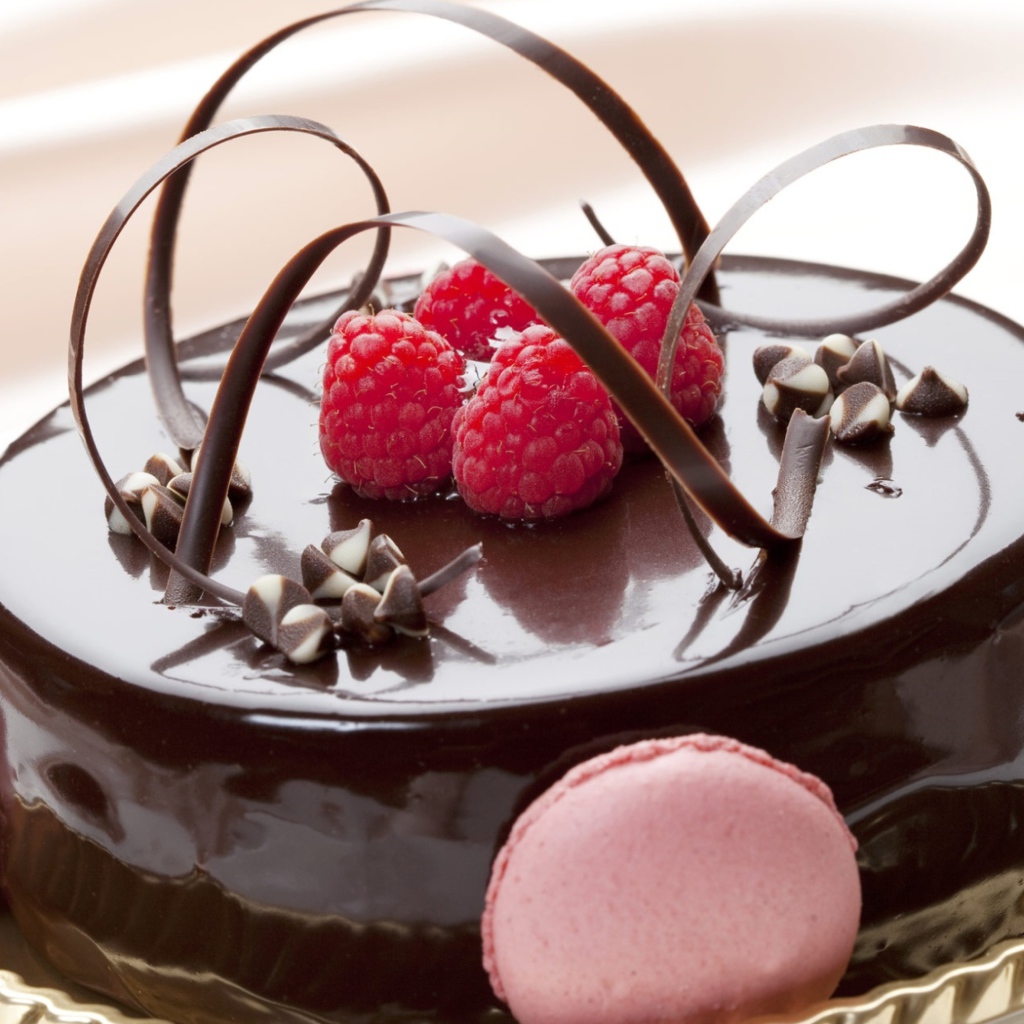 Торт в шоколаде с малиной 