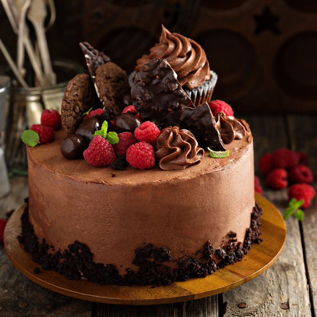 Шоколадный торт со сладостями и ягодами малины