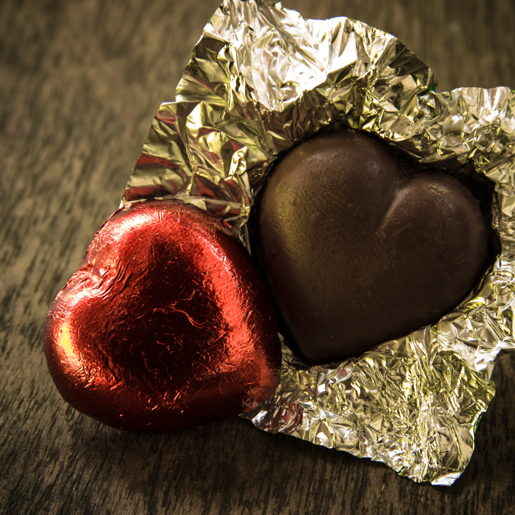 Шоколадные конфеты в форме сердца в блестящей фольге