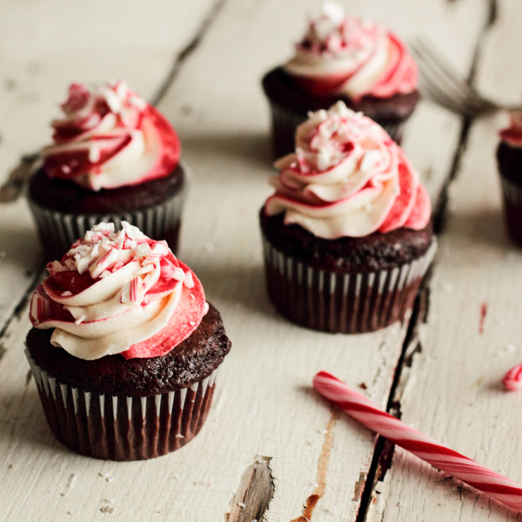 Шоколадные кексы с кремом на деревянном столе 