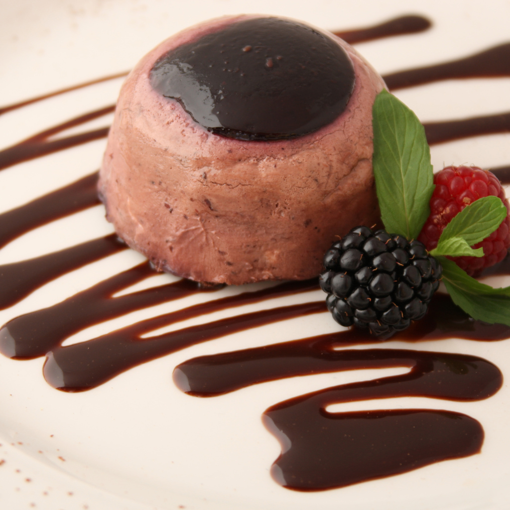 Шоколадный десерт с ягодами черники и малины