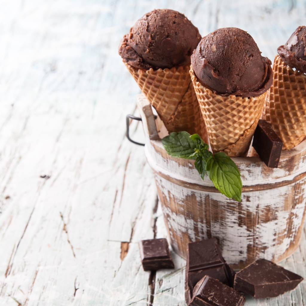Шоколадное мороженое в вафельном рожке