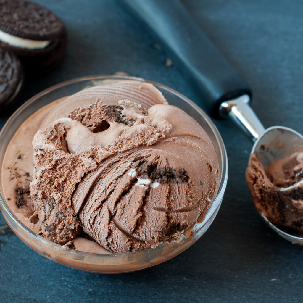 Шоколадное мороженое на столе с печеньем Орео