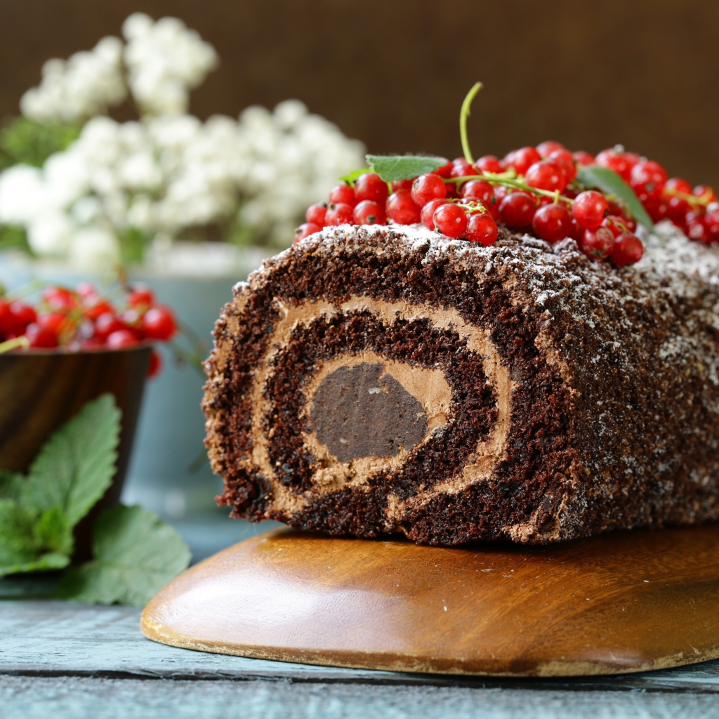 Шоколадный рулет с кремом и красной смородиной