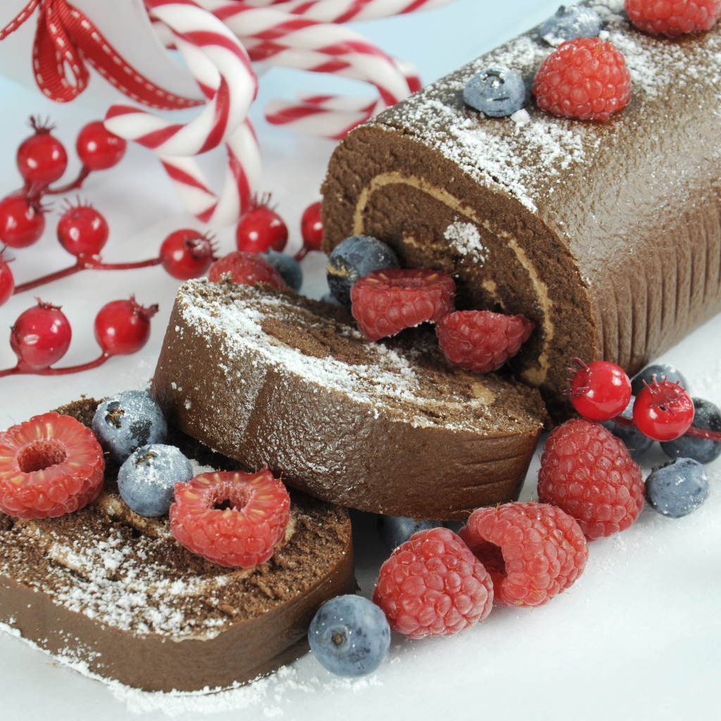 Шоколадный рулет с ягодами малины и черники