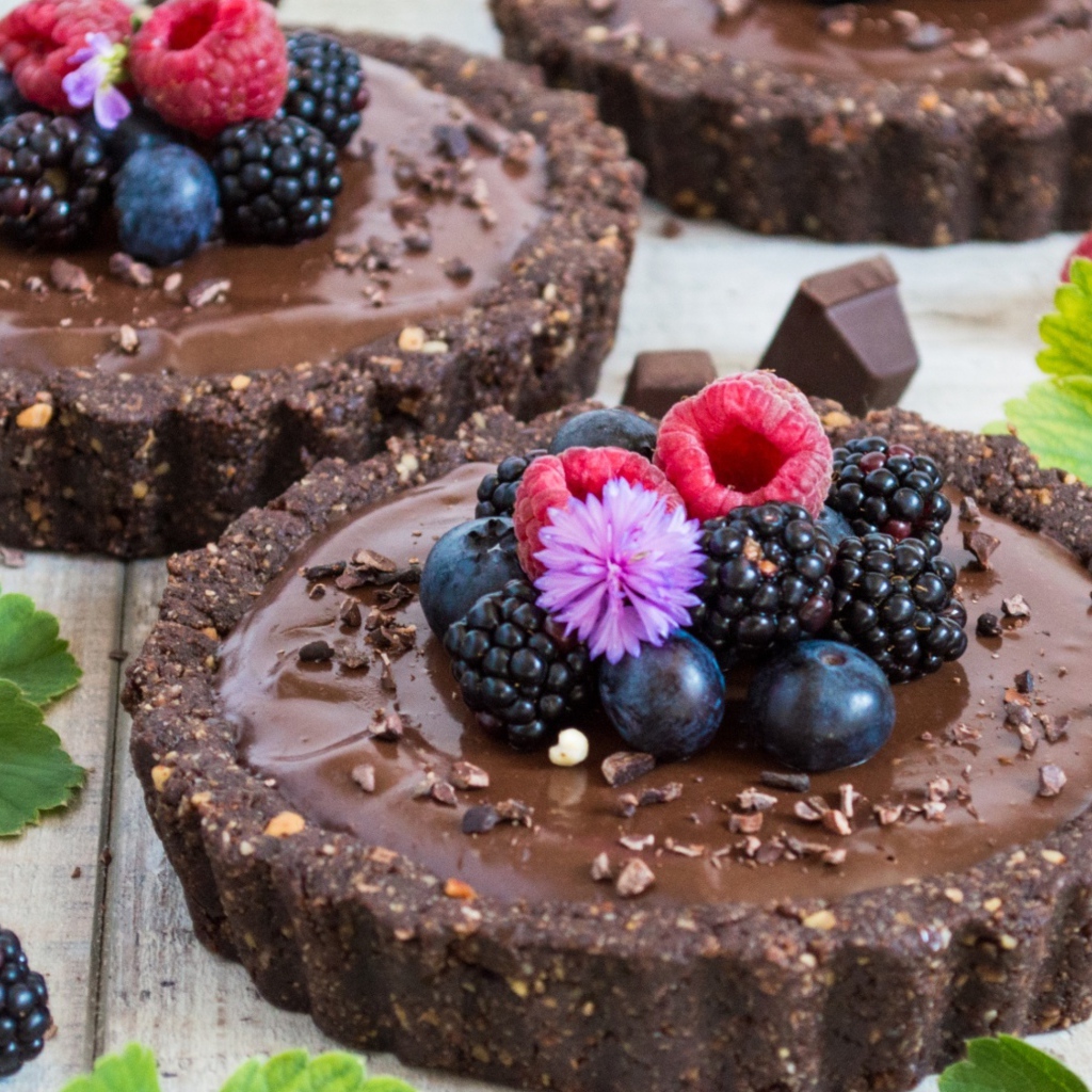 Шоколадное сладкое пирожное с ягодами