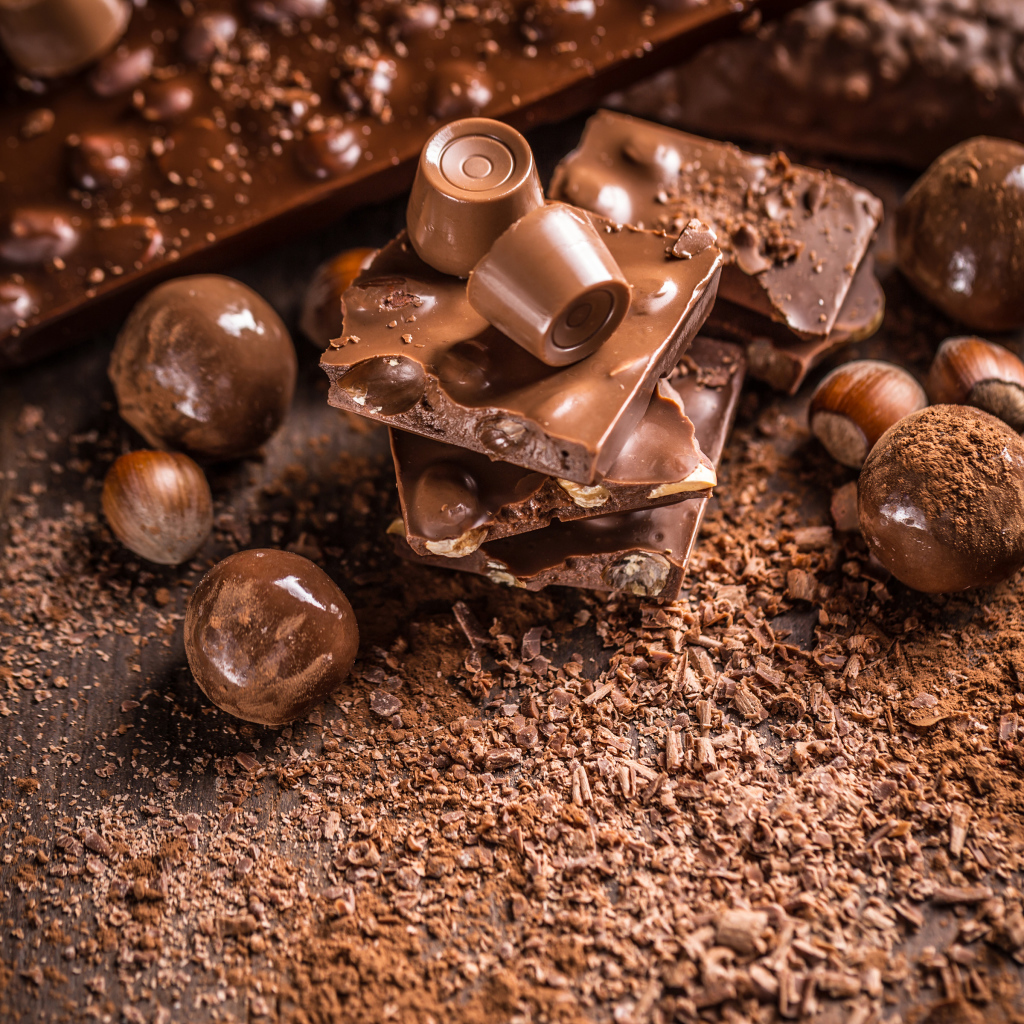 Шоколадные конфеты и плитки молочного шоколада с фундуком 