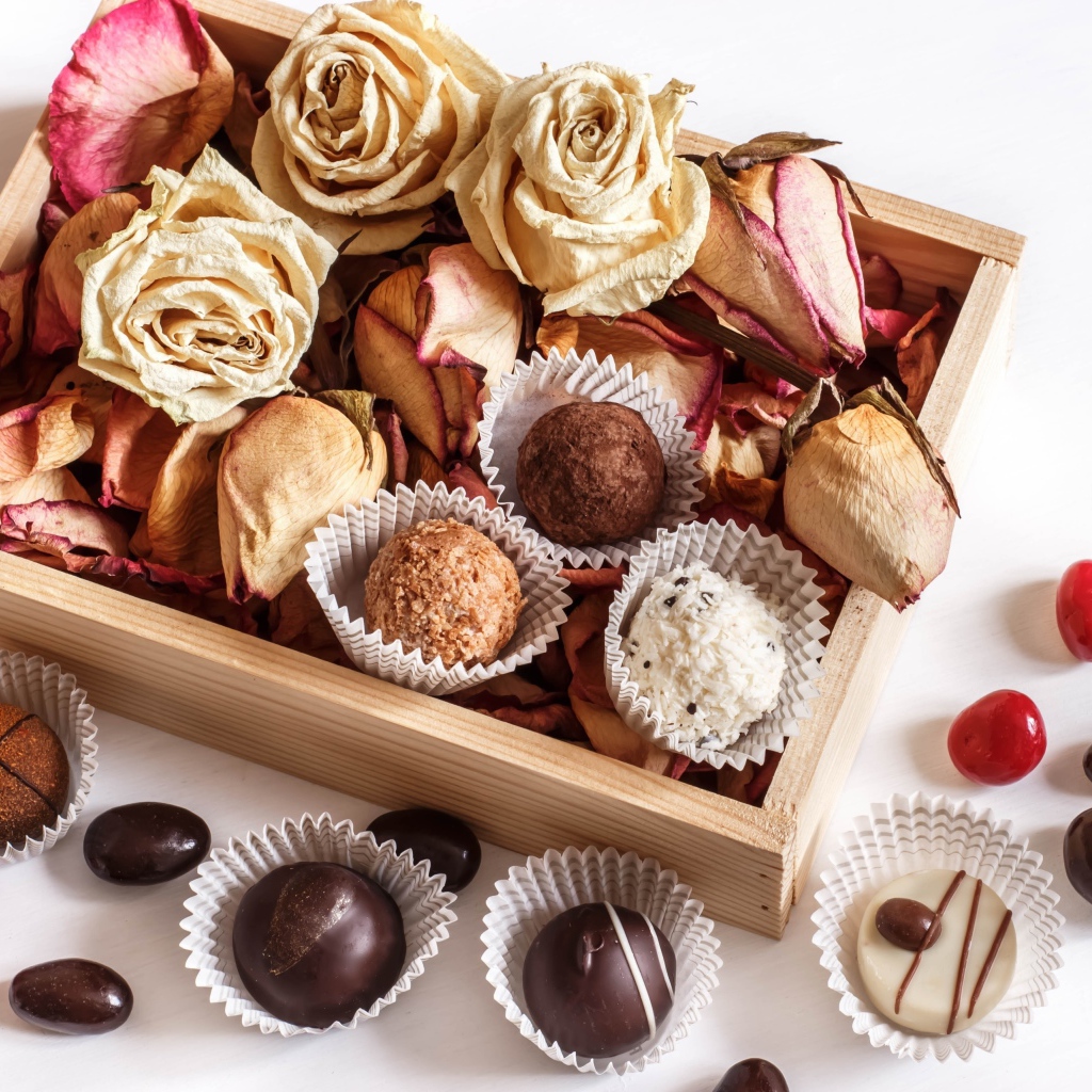 Шоколадные конфеты с сухими розами в коробке 