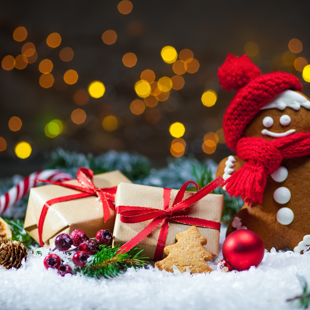 Новогоднее печенье с подарками и украшениями