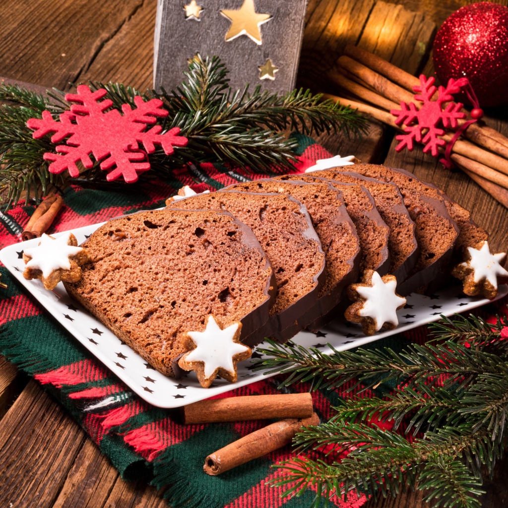 Рождественский кекс на столе с еловыми ветками и корицей