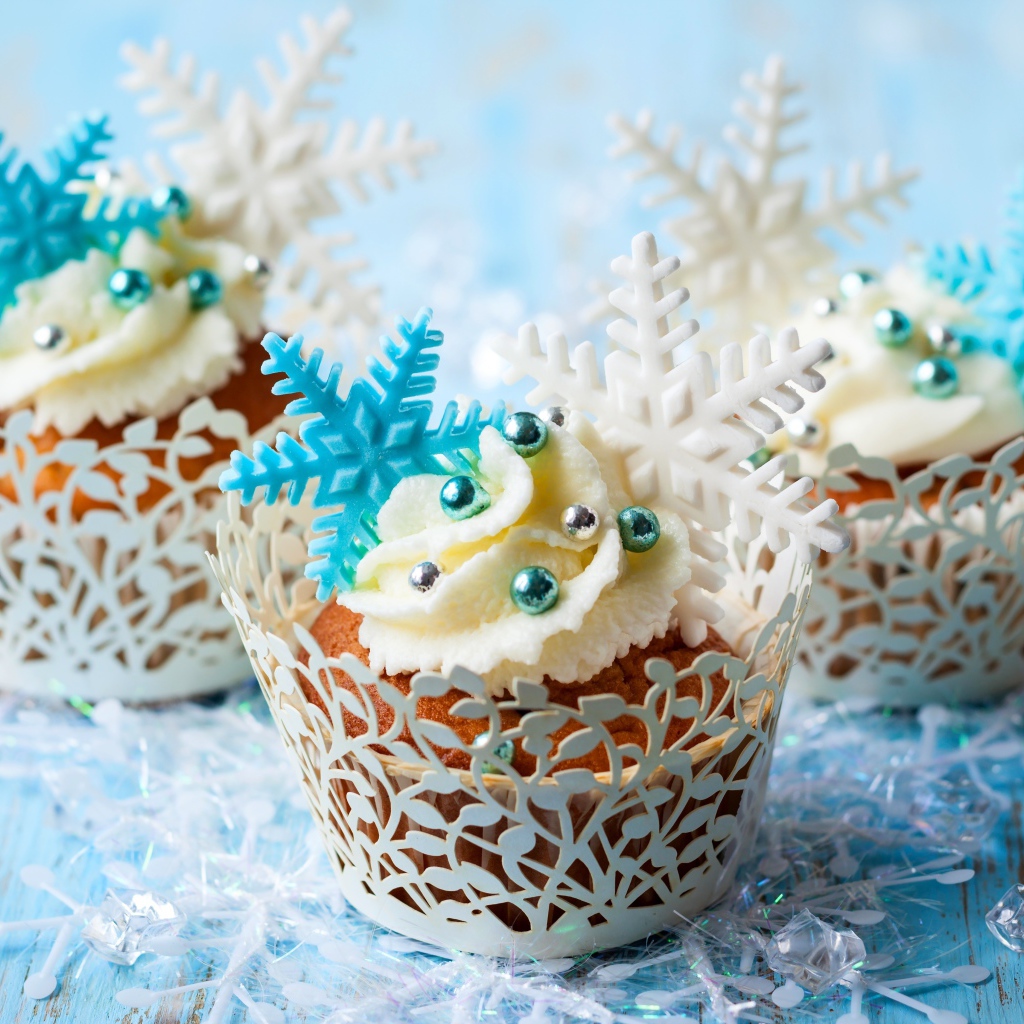 Новогодние капкейки со снежинками и бусинами