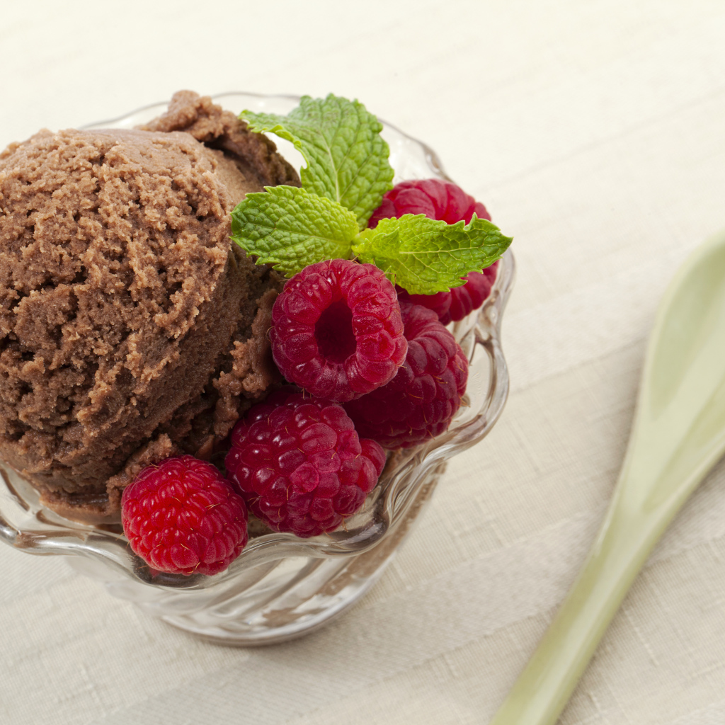 Кофейное мороженое в креманке со свежей малиной