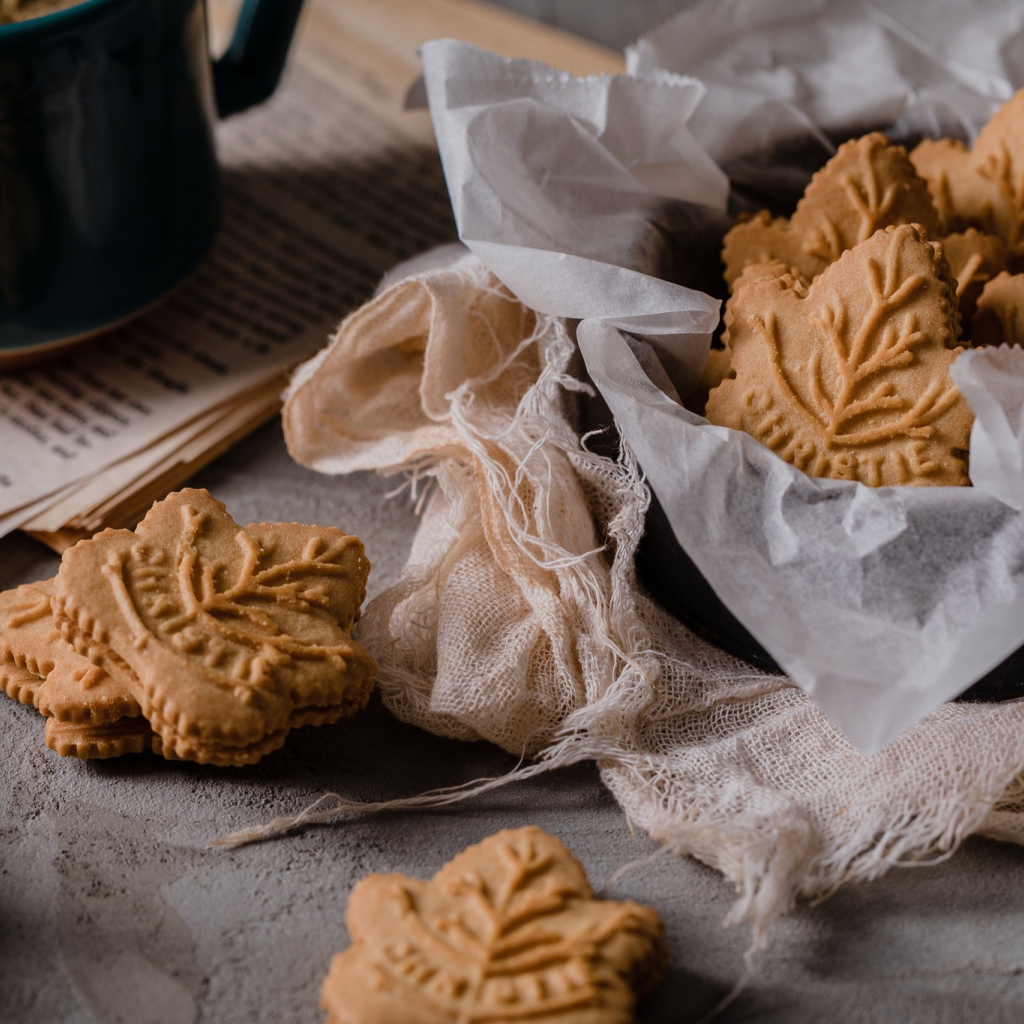 Печенье в форме листьев на столе 