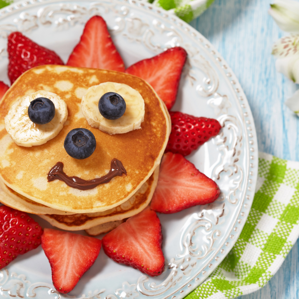 Креативное украшение детского блюда из клубники и оладиков